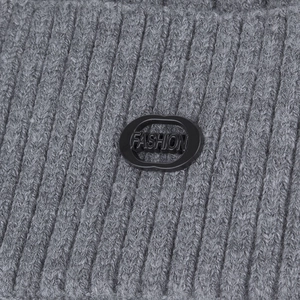 Bonnet d'hiver en maille côtelée grise avec écusson fashion pour hommes et femmes