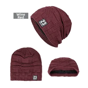 Detailansicht der weinroten Strickmütze mit 23 New York Patch und dickem Fleecefutter