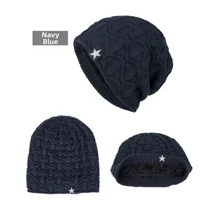 Bonnet en tricot bleu marine avec motif de vagues, doublure polaire et logo étoile