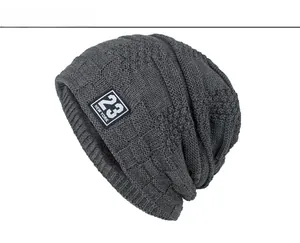 Detailansicht der dunkelgrauen Strickmütze mit NEW YORK 23 Aufnäher und Waffelstruktur