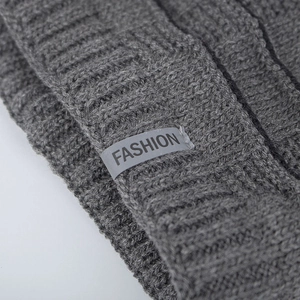 Berretto in maglia a coste grigio scuro con etichetta FASHION per l'autunno e l'inverno