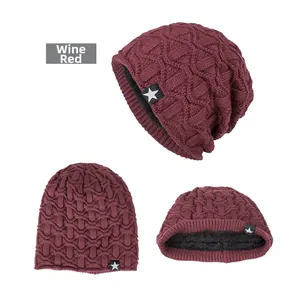 Détail du bonnet en tricot bordeaux avec patch étoile et doublure en polaire épaisse