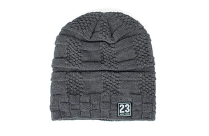 Detail der dunkelgrauen Strickmütze mit Karostruktur und New York 23 Stoffetikett