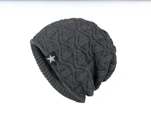 Détail du bonnet d'hiver gris foncé avec motif losanges et écusson étoile blanche