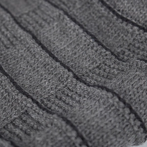 Vista macro della texture grigia a costine con strisce nere su un berretto invernale