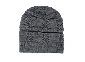 Makroaufnahme einer dunkelgrauen Strickmütze mit Waffelmuster und dickem Strickgewebe