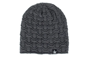 Gros plan d'un bonnet en maille gris foncé avec écusson étoile et texture ondulée