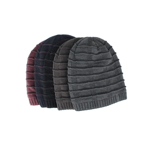 Berretti in maglia foderati in pile con trama a righe ed etichetta moda in vari colori