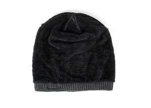 Detailansicht der schwarzen Strickmütze mit dickem Fleecefutter und grauem Ripprand