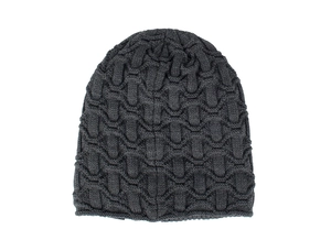 Détail du bonnet en tricot gris foncé avec motif texturé en maille pour une chaleur accrue