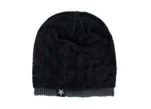 Détail d'un bonnet d'hiver en peluche noire avec texture tricotée et étiquette étoile