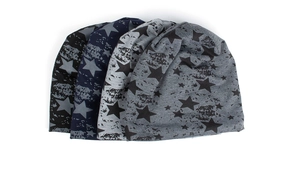 Détail de bonnets en maille avec imprimés étoiles et rayures texturées en quatre couleurs