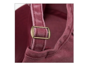 Detailaufnahme aus burgunderrotem Baumwoll-Twill und verstellbarer Metallschnalle aus Bronze
