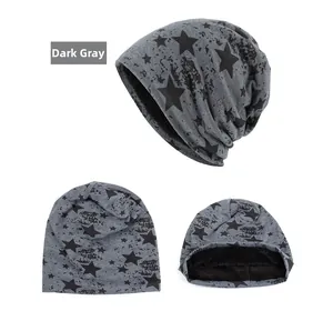 Détail du bonnet gris foncé avec motif étoile et doublure polaire noire épaisse