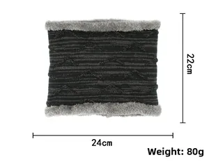 Close-up of knit neck warmer with faux fur lining, measuring 22cm by 24cm, 80g weight