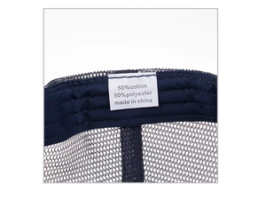 Detailansicht des Innenfutters und des Pflegeetiketts für die dunkelblaue Strickmütze