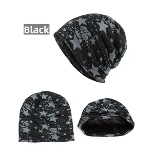 Détail du bonnet en tricot noir avec motif étoile et doublure polaire épaisse et chaude