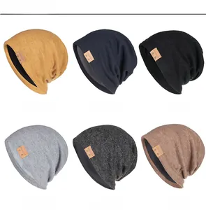 Flache Darstellung von Kaschmir-Strickmützen in sechs Farben mit Leder-Mode-Labels