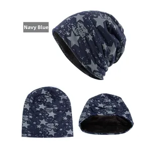 Détail d'un bonnet bleu marine à motif étoiles avec doublure polaire noire épaisse