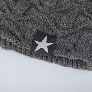 Bonnet en tricot gris foncé avec motif losanges et étiquette étoile pour l'hiver