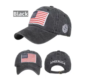 Dettaglio del cappello in cotone lavato con bandiera americana e fibbia in metallo