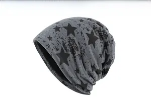 Vue détaillée du bonnet gris foncé avec motif d'étoiles noires et texture tricotée