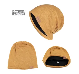 Details der ingwergelben Beanie mit dickem schwarzem Fleecefutter und Leder-Modeetikett
