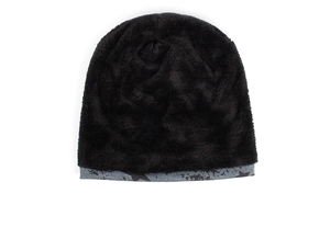 Détail de la doublure en polaire douce d'un bonnet noir avec motif d'étoiles