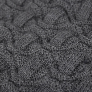 Bonnet d'hiver en maille torsadée gris foncé avec motifs texturés et doublure polaire douce