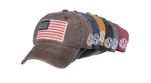 Dettaglio di cappelli da baseball in cotone lavato vintage con ricamo bandiera USA a colori