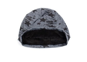 Détail du bonnet gris à imprimé étoile avec doublure en polaire noire douce pour l'hiver