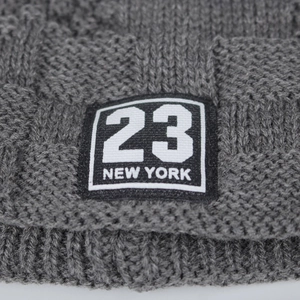 Graue grob gestrickte Beanie-Mütze mit gewebtem 23 New York Aufnäher im Retro-Stil