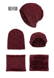 Détail de l'ensemble bonnet et cache-col en tricot bordeaux avec doublure polaire