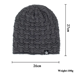 Bonnet en tricot gris moyen avec étiquette étoile blanche, dimensions de 27cm par 26cm