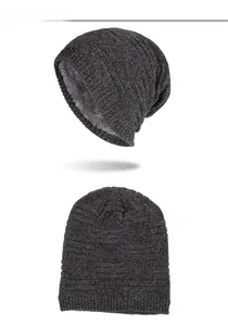 Détail d'un bonnet en maille gris foncé avec doublure polaire chaude et motif à carreaux