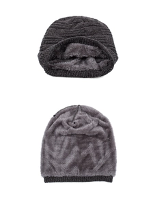Détail du bonnet d'hiver en chenille grise avec doublure en peluche et tricotage