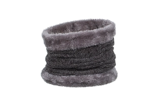 Gros plan sur un tour de cou d'hiver épais avec tricot gris foncé et doublure en peluche