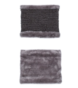 Vue détaillée du cache-col d'hiver avec tricot gris foncé et doublure en polaire douce