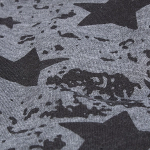Bonnet d'hiver doublé polaire avec imprimé étoiles noires sur tricot gris foncé