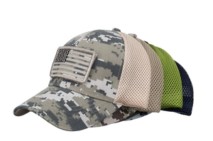 Seitenansicht der Camouflage-Caps mit US-Flaggen-Patch und atmungsaktivem Mesh-Netz