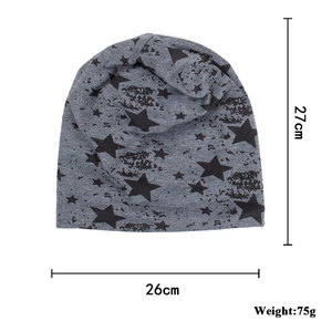 Bonnet en tricot gris avec imprimé étoile noire, dimensions: 27cm de haut et 26cm de large