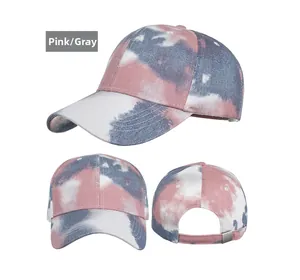 Drei Ansichten einer Tie-Dye Baseballkappe in Altrosa und Grau mit verstellbarer Metallschnalle