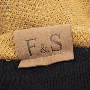 Winterliche Strickmütze in Senfgelb und Schwarz mit F&S Leder-Patch-Detail