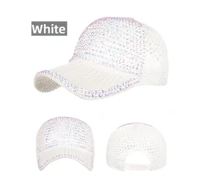 Vues multi-angles de la casquette blanche en maille avec strass colorés et sangle réglable