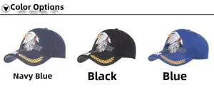 Dettaglio dei ricami aquila e USA sui cappelli da baseball nei colori blu, nero e navy
