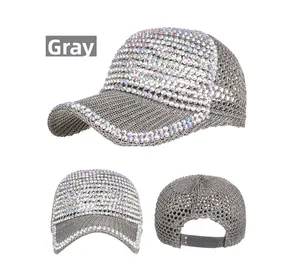Vues détaillées de la casquette grise ornée de strass brillants et maille métallique