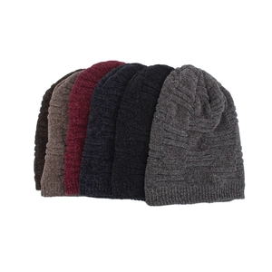 Ensemble d'hiver bonnet et écharpe en maille chenille disponible en six couleurs sobres