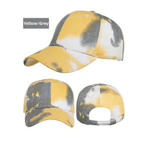 Detailansicht der Batik-Baseballkappe in Gelb und Grau mit Metallschnalle zur Verstellung