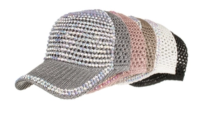 Détail de casquettes de baseball scintillantes en strass avec maille respirante en plusieurs couleurs