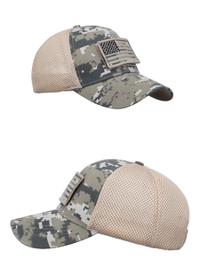 Detailansicht der taktischen Camouflage-Netzkappe mit US-Flaggen-Klettverschluss-Patch